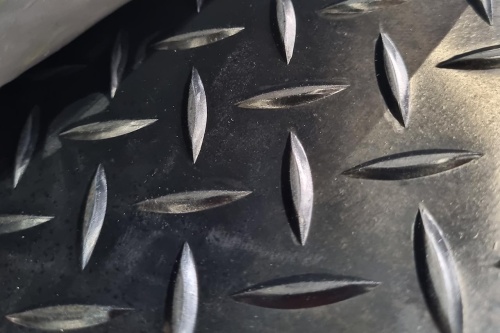 Дорожка автомобильная "ёлочка" (толщ. 3 мм, шир. 1200 мм, дл. 5 м, вес 25.2 кг) Китай